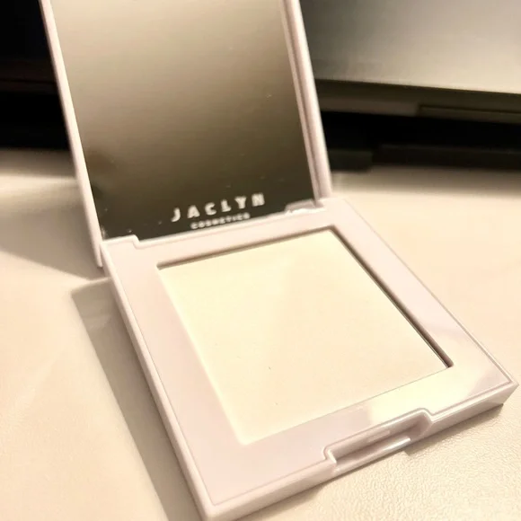 Jaclyn Cosmetics - Picture 3 of 5